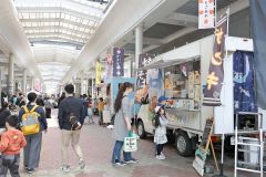 家族連れなどでにぎわう広小路の会場(助川かおる通信員撮影)