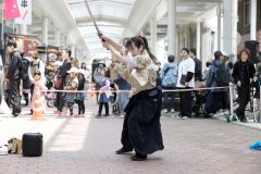 新たに設けられた「見る」の企画で殺陣のパフォーマンスを披露する天城弥子さん(助川かおる通信員撮影)