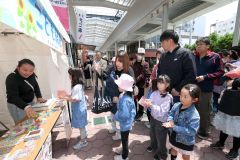 家族連れなどでにぎわう「こども縁日」のブース(助川かおる通信員撮影)