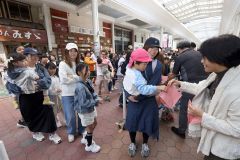開会セレモニー後には先着100人にお菓子セットをプレゼントする企画もあり、子どもたちが列を作った(助川かおる通信員撮影)