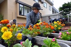 花を植える参加者ら