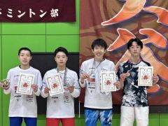 男子個人戦シングルスの入賞者。左が優勝した帯大谷の小川颯莱