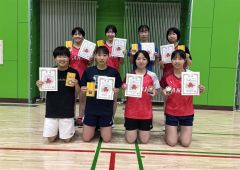 女子個人戦ダブルスの入賞者。前列右から優勝した帯三条の三浦一華と内田千智のペア