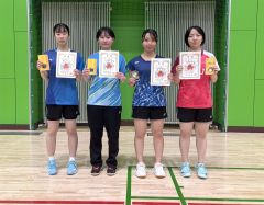 女子個人戦ダブルスの入賞者。右から２人目が優勝した帯緑陽の横山奈都美