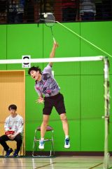 【男子団体戦決勝・帯大谷―帯工】シングルス戦の第１ゲーム、スマッシュを打つ帯大谷の和賀悠悟