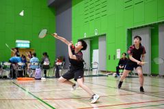 【女子団体戦決勝・帯柏葉―帯三条】ダブルス戦の第１ゲーム、帯柏葉の樋口葵（左）が果敢に打ち返しポイントを奪う。右は、貝谷悠莉（金野和彦撮影）