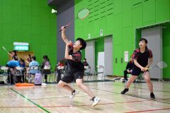 【女子団体戦決勝・帯柏葉―帯三条】ダブルス戦の第１ゲーム、帯柏葉の樋口葵（左）が果敢に打ち返し、ポイントを奪う。右は貝谷悠莉