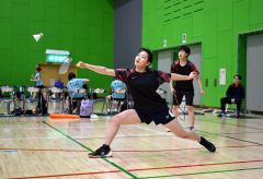 【女子団体戦決勝・帯柏葉―帯三条・決勝】ダブルス戦の第１ゲーム、帯柏葉の貝谷悠莉（手前）がシャトルを打ち返す。右後方は樋口葵（金野和彦撮影）