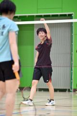 【女子団体戦決勝・帯柏葉―帯三条】シングルス戦の第２ゲーム、帯柏葉の樋口葵がポイントを奪いガッツポーズ（金野和彦撮影）