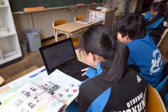 英語の授業で「ＷｏｒｌｄＣｌａｓｓｒｏｏｍ」を使ってスピーキング練習をする緑南中の１年生ら