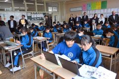 英語学習ツール「ワールドクラスルーム」導入　音更の中学校　全校公費負担は道内初