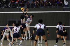 【女子決勝リーグ・帯南商―帯大谷】帯南商は第２セット、（２）富田凛の速攻が決まり２３―１５とする