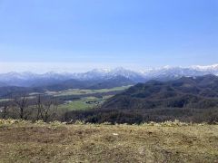 大丸山頂上の「新展望台」設置予定地から望む日高山脈(5月1日撮影)