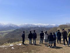 大丸山頂上の「新展望台」設置予定地から望む日高山脈(5月1日)
