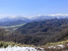 大丸山頂上の「新展望台」設置予定地から望む日高山脈(5月1日撮影)