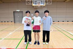卓球男子団体優勝の星槎国際（左から福村、加藤、口田）