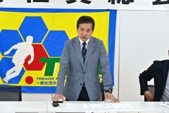 あいさつする草野会長