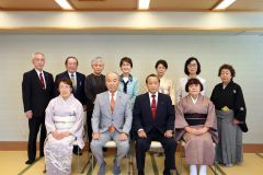 ボランティア活動を行った「とかち岳峯会」の役員ら（前列左から２人目が川合会長）