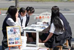 足湯に浸かりながら課題をこなす生徒たち