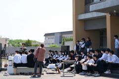 小松さんの説明に聞き入る生徒たち