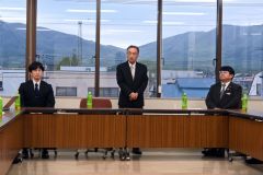 出馬要請を受け、あいさつする佐藤氏