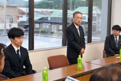 出馬要請を受け、あいさつする佐藤氏