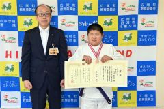 山岸教育長（左）に結果を報告し、今後の活躍を誓う尾矢さん