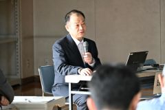 過去の地震発生などについて説明する釧路地方気象台の塩谷防災官