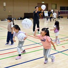 今年度初回の体験会でミニバレーを楽しむ子ども