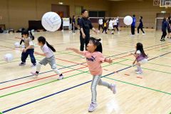 今年度初回の体験会でミニバレーを楽しむ子ども