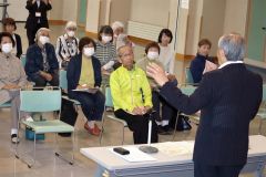 シニア学級生をを前に講話する小野町長（右）