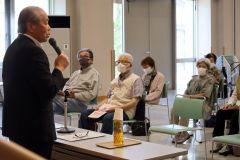 シニア学級生を前に講話する小野町長（左）