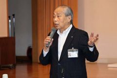 シニア学級生を前に講話する小野町長