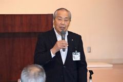 シニア学級生を前に講話する小野町長
