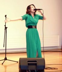歌声を聴かせるＫＵＺＵＨＡさん