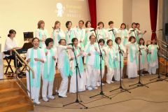 歌声を聴かせるヴィクトリー・オブ・クロス
