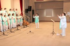 歌声を聴かせるヴィクトリー・オブ・クロス