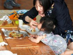 ピザを食べる子どもと母親