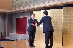 表彰状を受け取る浅見校長