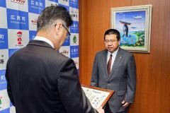 田中町長（左）から感謝状を受け取る氏家所長
