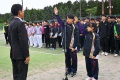 ６３校３３０人が熱戦　帯緑陽男女主将が選手宣誓　全道高体連テニス