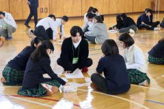 学生との対話などを通して自分の将来を考える生徒たち

　