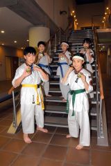 好成績を収めた鈴木道場の（前列右から）松本凜桜、石田泰陸。（後列右から）藤井莉子、高田夏花、五十公野将吾