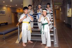 好成績を収めた鈴木道場の（前列右から）松本凜桜、石田泰陸。（後列右から）藤井莉子、高田夏花、五十公野将吾