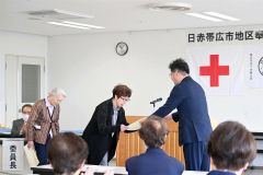 桃井幹事長(右)から20年以上金色有功章を受ける(左から)田中さん、瀧澤さん