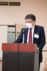 議事報告する今期新任の長江洋次事務局長