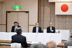 右から市の吉田誠経済部長、楢山直義副議長、蒔田眞也ハローワーク所長