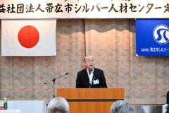 祝辞を述べている市の吉田誠経済部長