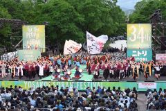 学生チームの演舞で華やかに開幕したＹＯＳＡＫＯＩソーラン祭り（４日午後６時１５分すぎ）