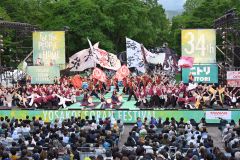 学生チームの演舞で華やかに開幕したＹＯＳＡＫＯＩソーラン祭り（４日午後６時１５分すぎ）
